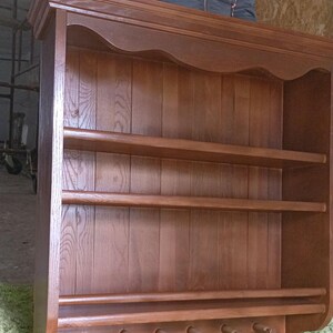 Estantería de pared estilo granja para platos y tazas, estante de madera de pino nogal oscuro, almacenamiento de cocina rústico hecho a mano imagen 7