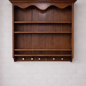 Estantería de pared estilo granja para platos y tazas, estante de madera de pino nogal oscuro, almacenamiento de cocina rústico hecho a mano imagen 6