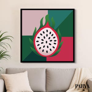 Könnte beinhalten: Gerahmter Kunstdruck mit einer stilisierten Drachenfrucht-Illustration. Die Frucht ist rot und weiß mit schwarzen Samen, vor einem geometrischen Hintergrund aus rosa, grünen und roten Quadraten. Das Kunstwerk ist schwarz gerahmt.