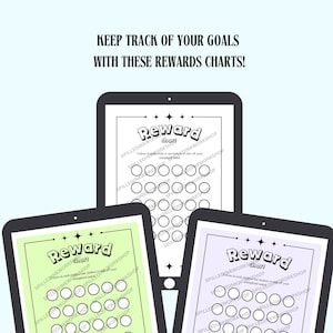 Puede incluir: Tres gráficos de recompensa digitales en tabletas, cada uno con un borde de color diferente: blanco, verde y morado. Los gráficos tienen una cuadrícula de círculos para rastrear el progreso y el texto "Reward Chart". El texto "Keep track of your goals with these rewards charts!" está en la parte superior.