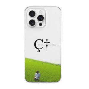 Könnte beinhalten: Transparente Handyhülle mit einem Grafikdesign mit dem Text "C+ All About Lily Chou-Chou" und einem Foto einer Person in einem grünen Feld. Die Hülle ist für ein Smartphone mit Dreifach-Kamera konzipiert.
