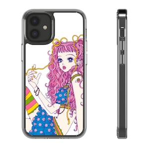 Könnte beinhalten: Transparente Handyhülle mit einer farbenfrohen Anime-Illustration eines Mädchens mit rosa Locken, blauen Augen und einem blauen Outfit mit Punkten. Das Design umfasst gelbe Akzente und eine bunt gestreifte Socke. Die Hülle wird von vorne und von der Seite gezeigt.