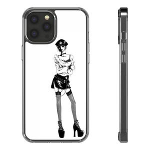 Peut inclure: Coque de téléphone transparente avec une illustration manga en noir et blanc. Le personnage porte un chapeau, un haut, une jupe et des talons compensés. La coque a un bord transparent, et une vue latérale est également montrée.