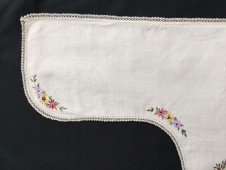 Vintage Embroidered Floral Dresser Table Mantle Piano Scarve
