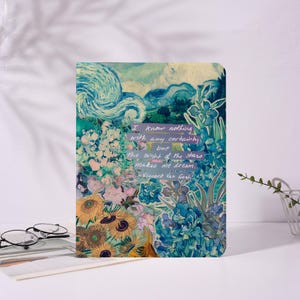 Könnte beinhalten: Ein Notizbuch mit einer Collage von Werken von Vincent van Gogh, darunter Sonnenblumen und Iris, und einem Zitat: "Ich weiß nichts mit Sicherheit, aber der Anblick der Sterne lässt mich träumen."