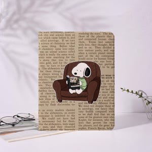 Capa para iPad com estampa de cachorro em sofá e porta-canetas para iPad A16, iPad Pro 2024 2025, 11'' 13'', iPad Air 5/6/7, Mini 6/7, iPad 10.9", presente personalizado