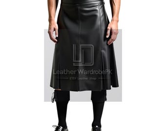 Könnte beinhalten: Ein schwarzer Lederkilt mit Falten und einem Gürtel. Der Kilt ist knielang und wird mit schwarzen Socken und Schuhen getragen. Der Text "Leather WardrobePK" und "ETSY Leather Shop" sind sichtbar.