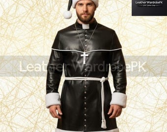 Può includere: Costume in pelle nera con finiture bianche e cintura in corda bianca. Il costume include un cappello abbinato con una croce e una collana con croce d'argento. Il testo "Leather Wardrobe PK" è visibile sull'immagine.
