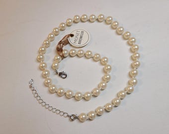 Vintage Monet Gold Tone and Faux Pearls 16 Inch Necklace With