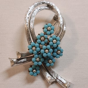 Vintage CORO Silber-Ton Ribbon-Brosche mit blauen Blumen