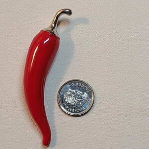 Chili-hänge i röd emalj med silverfärgad topp