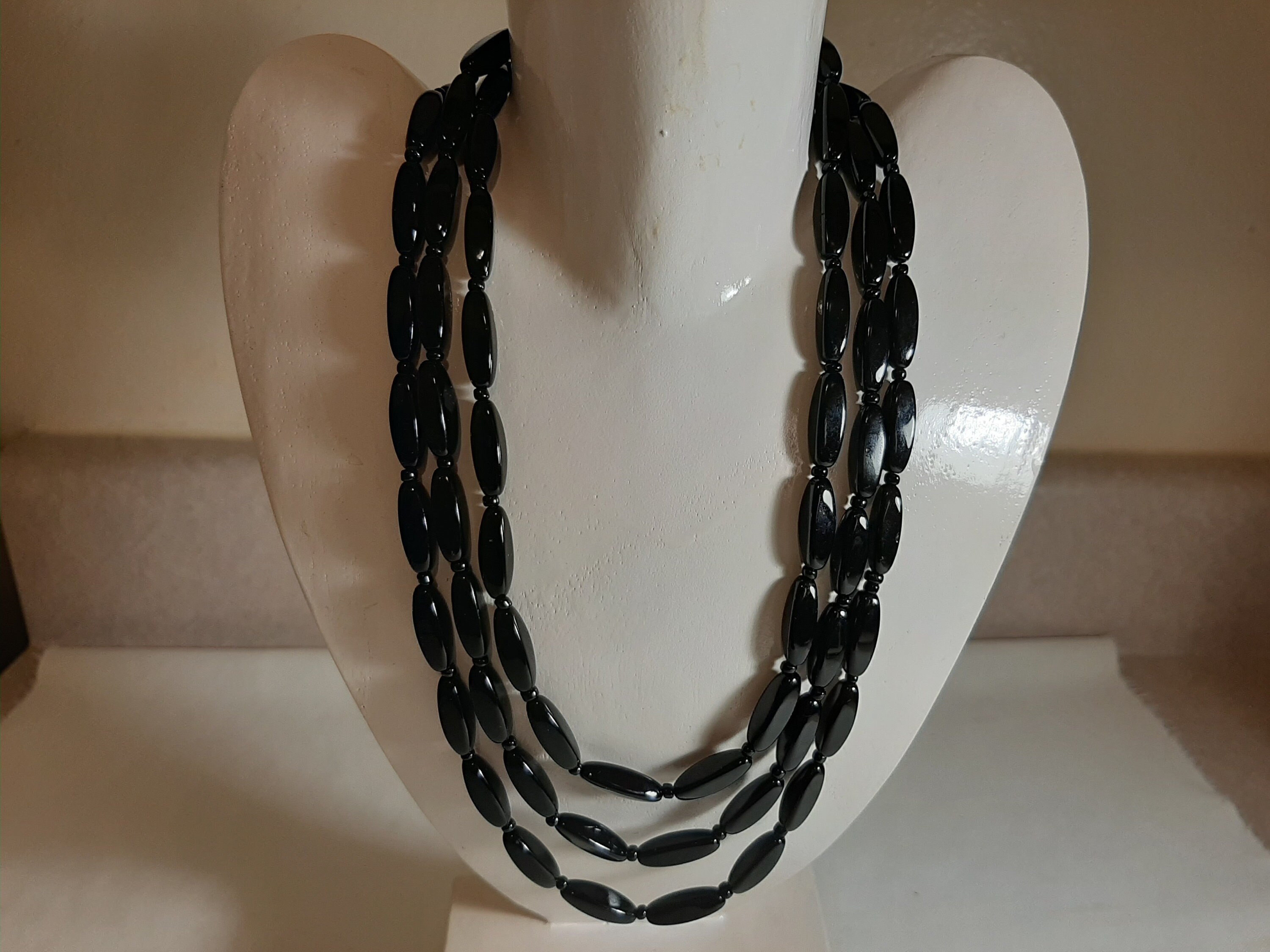 Collier Vintage 3 Rangs Perles Nacrées Et Noires - Fermoir Orné - Longueur Ajustable