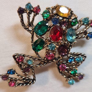 Vintage kikkerbroche met veelkleurige strassteentjes, goudkleur