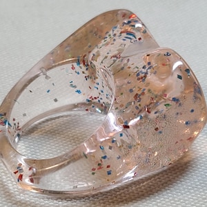 Vintage Pale Pink Lucite Ring with Embedded Glitter, Size 6 1/4