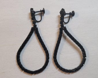 Pendientes vintage de aro con pedrería negra de la marca CORO, con cierre de rosca.