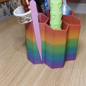 Honeycomb pen holder