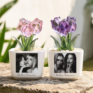 Puede incluir: Dos macetas decorativas con flores de tulipanes de cristal. Una maceta presenta tulipanes rosas, la otra morados. Cada maceta tiene una foto en blanco y negro de dos mujeres y el texto "Bestie Forever".