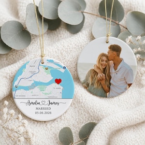 Gepersonaliseerd verlovingsornament, kaartornament, gepersonaliseerd huwelijksgeschenk voor een stel, cadeaus voor pasgetrouwden, cadeau met verlovingslocatie, verlovingscadeau