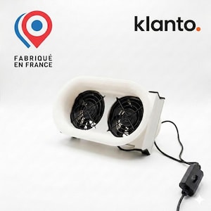 Peut inclure: Un appareil blanc à deux ventilateurs avec des pales noires. L'appareil est équipé d'un cordon d'alimentation avec un interrupteur noir. L'image comprend également le texte "klanto." et un logo avec le texte "Fabriqué en France."