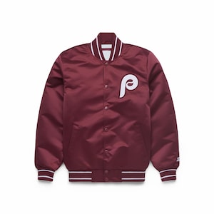 Peut inclure: Veste en satin bordeaux avec des détails blancs et un logo "P" blanc sur la poitrine. La veste a une fermeture boutonnée, des poignets rayés et un col rayé. Veste de style universitaire classique.