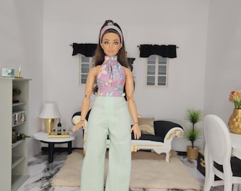 Tuta intera a gamba larga con scollo all'americana, realizzata a mano, con fascia per capelli abbinata, per bambole alla moda curvy da 28 cm.