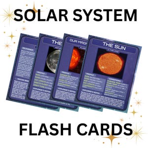 Puede incluir: Tarjetas didácticas del Sistema Solar con imágenes de la Luna, el Sol y otros cuerpos celestes. Las tarjetas incluyen datos como tamaño, masa y duración del día. Tarjetas educativas para aprender sobre el espacio.