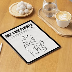 Op de afbeelding: Een digitale tablet met een zelfzorgplanner op het scherm. Het scherm toont een zwart-witte illustratie van een persoon die voor zichzelf zorgt. De tablet ligt op een houten tafel met een kop koffie, een glas water en een bord met witte chocoladetruffels.