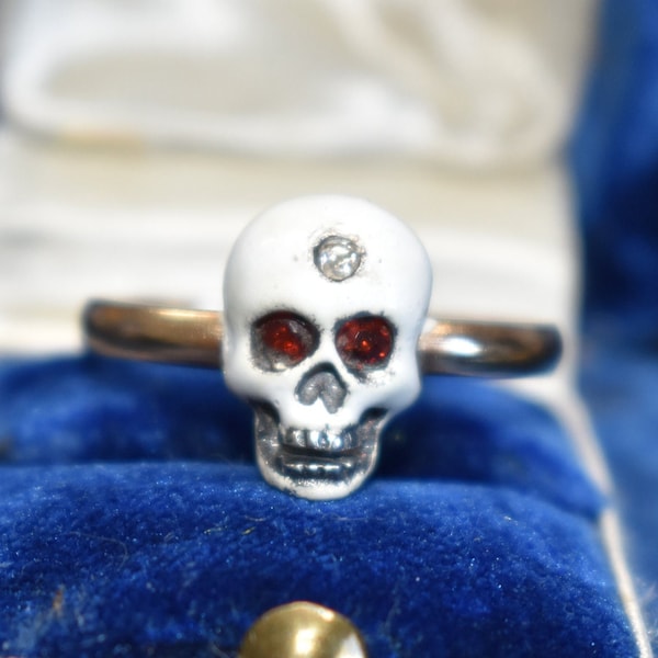 Memento mori Enamel Skull bague en or, diamant et grenats