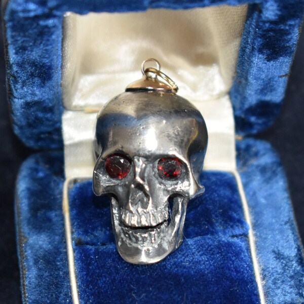 Antik Memento Mori High Grade Solid Sterling Silber Totenkopf Anhänger mit 9CT Gold Bail, Augen sind Granat Set