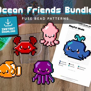 Könnte beinhalten: Ein "Ocean Friends Bundle" Bügelperlen-Musterset. Das Bild zeigt Pixel-Art-Designs eines roten Krebses, eines rosa Tintenfischs, eines orangefarbenen Clownfischs, eines lila Oktopus und eines blauen Wals. Ein Behälter mit bunten Perlen ist sichtbar.