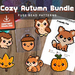 Könnte beinhalten: Pixel-Art-Bügelperlenmuster mit Herbstthema. Designs umfassen einen Igel, eine Eichel, eine Eule, ein Blatt, ein Eichhörnchen, einen Kürbis und einen Fuchs. Die Wörter "Cozy Autumn Bundle" und "Instant Download" sind sichtbar.