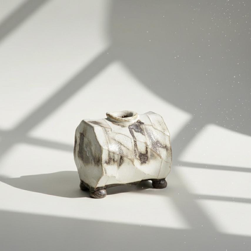 Handcrafted Shigaraki-ware Ikebana Vase– Japanese Ceramic Flower