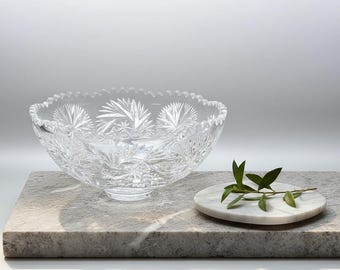 Boho, República Checa. Bol de cristal tallado a mano con diseño de estrella, 26 cm.