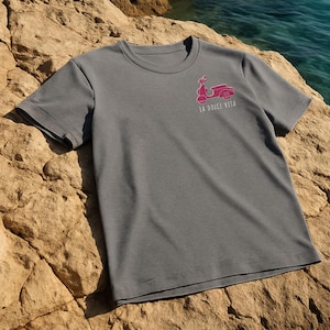 La Dolce Vita Embroidered T-Shirt – Vespa Rider Graphic, Retro Italian Scooter Tee, Amalfi Summer Style, Classic Dolce Vita Positano Fashion