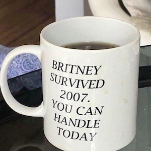 Mug humoristique « Britney a survécu à 2007 » – Cadeau inspiré de la culture pop pour les fans de Britney