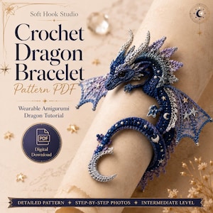 Op de afbeelding: Een haakpatroon-PDF voor een drakenarmband van Soft Hook Studio. De afbeelding toont een donkerblauwe en paarse gehaakte draak met zilveren ster- en maanaccenten, ontworpen als draagbare amigurumi. De tekst bevat 'Crochet Dragon Bracelet Pattern PDF', 'Wearable Amigurumi Dragon Tutorial', 'Digital Download', 'Detailed Pattern', 'Step-by-Step Photos' en 'Intermediate Level'.