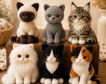Pode incluir: Seis figuras de gatos feitas em crochê dispostas em duas fileiras. A fileira superior apresenta um siamês, um gato cinza sólido e um gato tigrado de pelo longo. A fileira inferior inclui um gato branco de pelo longo, um gato preto e branco e um calico.