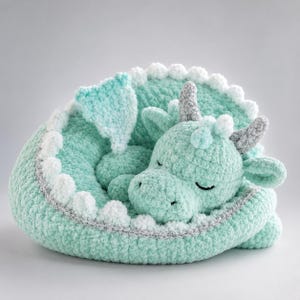 Wzór szydełkowy na śpiącego smoka bez szycia w formacie PDF, pluszowa zabawka amigurumi dla dzieci, poduszka z szenili do pobrania natychmiast
