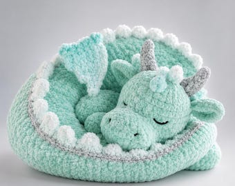 Häkelanleitung für einen schlafenden Drachen (PDF, ohne Nähen), Baby-Amigurumi-Plüschtier, Chenille-Kissen (Sofort-Download)
