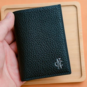 名前を刻印できるミニ牛革財布。コンパクトなので毎日持ち運べ、大切な人への意味のある贈り物にもなります。