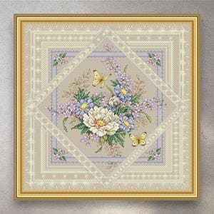 Könnte beinhalten: Gerahmtes Kreuzstich-Blumenmuster mit einem zentralen Bouquet aus weißen, blauen und lila Blumen mit gelben Schmetterlingen. Das Design befindet sich auf einem beigefarbenen Hintergrund mit einem goldenen Rahmen.