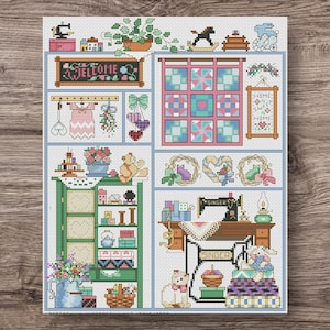 Può includere: Sampler a punto croce con una varietà di elementi di arredamento per la casa. Include una macchina da cucire, un armadietto verde, un cartello di benvenuto e un cartello incorniciato "Home Sweet Home". La tavolozza dei colori è tenue, con rosa, blu e verdi.