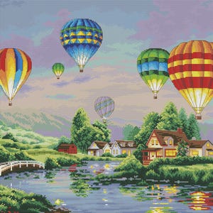 Puede incluir: Paisaje de punto de cruz con globos aerost&aacute;ticos de colores sobre un lago y un pueblo. Los globos son rojos, amarillos, azules y verdes. Un puente blanco cruza el agua, el cielo es de colores pastel.