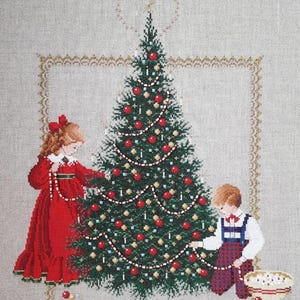 Peut inclure: Image de point de croix d'un sapin de Noël décoré avec des ornements rouges et des guirlandes. Une fille en robe rouge et un garçon en salopette décorent l'arbre. Le texte "Oh, Christmas Tree" est brodé en bas.