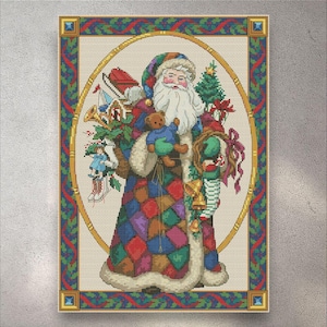 Könnte beinhalten: Ein gerahmtes Kreuzstichbild von Santa Claus, der einen Teddybären und einen Sack voller Spielzeug hält. Santa trägt einen bunten Patchwork-Mantel und einen pelzbesetzten Hut. Das Bild ist von einem dekorativen Rahmen umgeben.