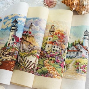 Puede incluir: Cuatro lienzos enrollados de punto de cruz con escenas de faros. Cada lienzo representa un paisaje costero diferente con un faro, casas y flores coloridas. Los faros son blancos con tejados rojos, sobre cielos azules y follaje verde.