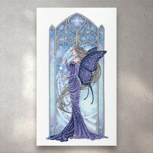 Op de afbeelding: Kruissteekkunstwerk van een fee in een lange, paarse jurk met witte stippen en grote, donkerpaarse vlindervleugels. De fee staat voor een blauw glas-in-loodraam met een sterrenpatroon.