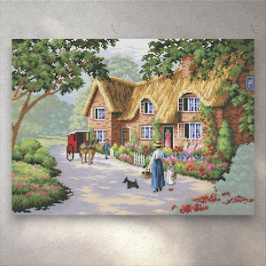 Könnte beinhalten: Ein Kreuzstich-Stickmuster, das ein reetgedecktes Landhaus mit einer roten Pferdekutsche zeigt, eine Person und ein Kind, die mit einem kleinen schwarzen Hund spazieren gehen, umgeben von grünen Bäumen und bunten Blumenbeeten.