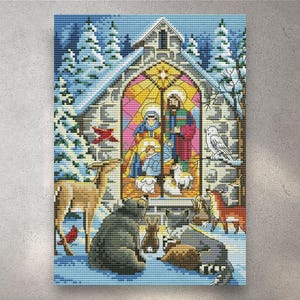 Pode incluir: Obra de arte em ponto cruz que retrata uma cena da Natividade dentro de uma igreja com um vitral. A obra apresenta uma variedade de animais, incluindo veados, um urso e um guaxinim, em uma paisagem de inverno com árvores cobertas de neve.