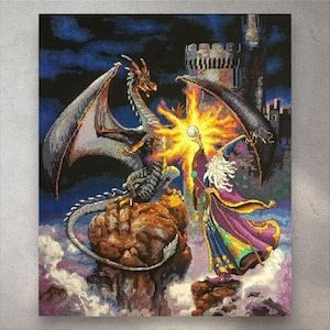 以下が含まれることがあります： クロスステッチのアートワークで、ドラゴンと魔法使いが描かれています。ドラゴンはグレーとオレンジ色で、岩の上にいます。魔法使いは紫色のローブを着て、光るオーブを持っています。背景には城があります。